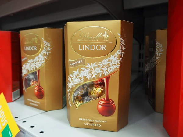俄罗斯圣彼得堡07 2019 林多在超市货架上的金盒里种巧克力 Lindt 是一家瑞士巧克力和糖果公司 以其巧克力松露和巧克力棒等糖果而闻名 — 图库照片