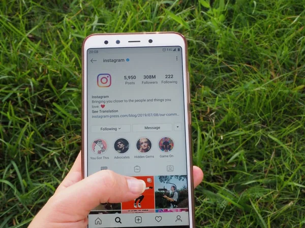 St. Petersburg, Rusya. 07.27.2019. akıllı telefon kullanarak Instagram hesabı kontrol çekim kişi. Instagram, Facebook 'a ait bir fotoğraf ve video paylaşımı sosyal ağ hizmetidir.