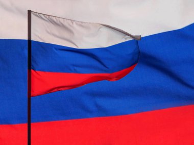 Rus Federasyonu rüzgar sallayarak Ulusal bayrağı, arka planda Tricolor kumaş dokusu ile senkronize.
