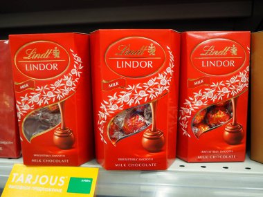 St. Petersburg, Rusya. 07.30.2019. Lindt Lindor süpermarket raf kırmızı kutuda sütlü çikolata. Lindt, diğer tatlılar arasında, çikolata Truffles ve çikolata ile bilinen bir Isviçre Chocolatier ve şekerleme şirketidir.