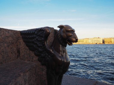 Bir tasarım unsuru olarak nehrin dolgu üzerinde Bronz griffin, Saint-Petersburg, Rusya.