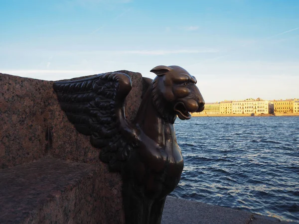 Bir tasarım unsuru olarak nehrin dolgu üzerinde Bronz griffin, Saint-Petersburg, Rusya.