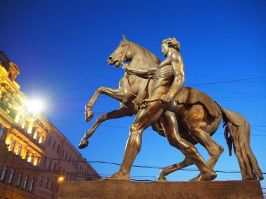 At Terbiyecileri akşam ları Fontanka Nehri'nin karşısındaki St. Petersburg'daki Anichkov Köprüsü'ne dikilen dört heykelden biri..