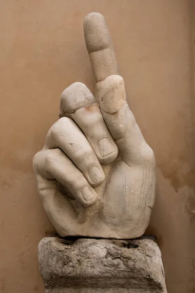 Detalhes de estátuas romanas na cidade de Roma Itália mão gigante de — Fotografia de Stock