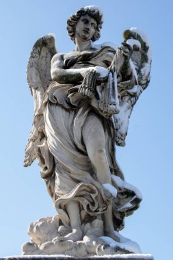 Roma'da Melek heykeli - İtalya - kar ile kışın