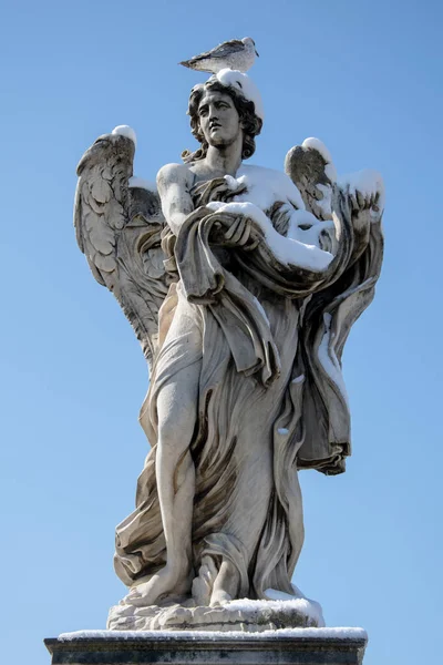 Angel statue in Rome - Italy - in winter with snow — Stock Photo, Image