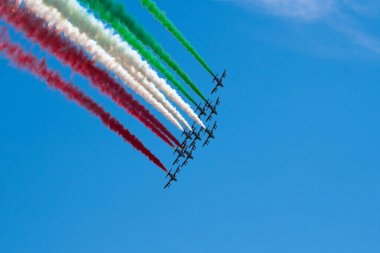 Frecce Tricolori İtalyan askeri hava devriyesi dur gerçekleştirir