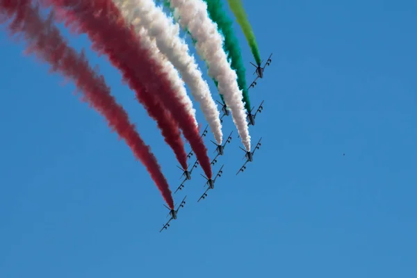 Italienische Militärluftstreife der frecce tricolori führt dur — Stockfoto