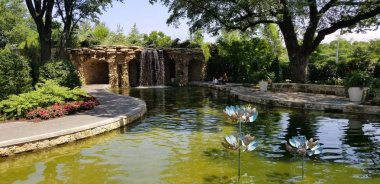 Botanik bahçeleri gölet içine şelale