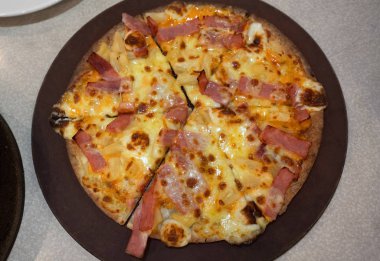 Masada Jambon ve Peynirli Pizzayı Kapatın