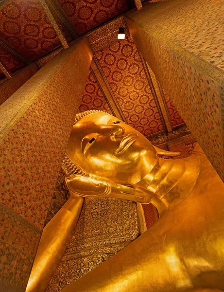 Fechar Reclinando Estátua de Buda no Templo na Tailândia — Fotografia de Stock