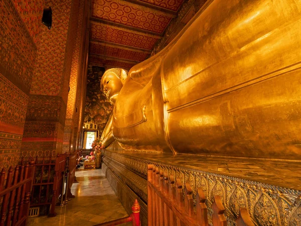 Fechar Reclinando Estátua de Buda no Templo na Tailândia — Fotografia de Stock