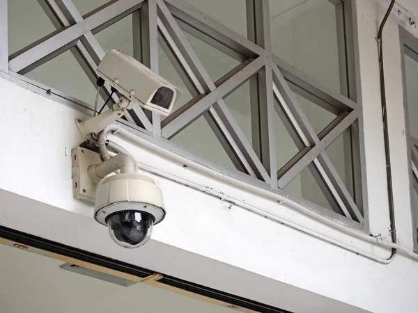 Bliska CCTV Security Camera lub telewizja ZAMKNIĘTA na th — Zdjęcie stockowe