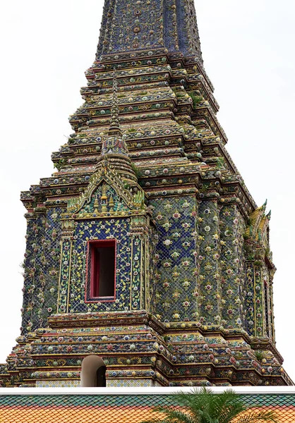 特写曼谷佛寺五颜六色的古宝塔 — 图库照片