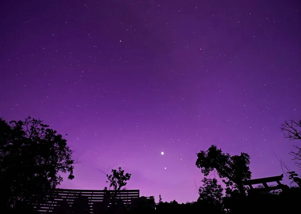 실루엣과 밤 별이 빛나는 하늘 배경의 천체 사진 — 스톡 사진