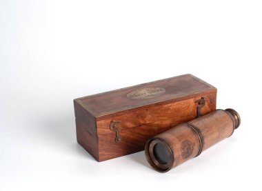 Ahşap kutu izole ile Closeup antik monoküler teleskop 