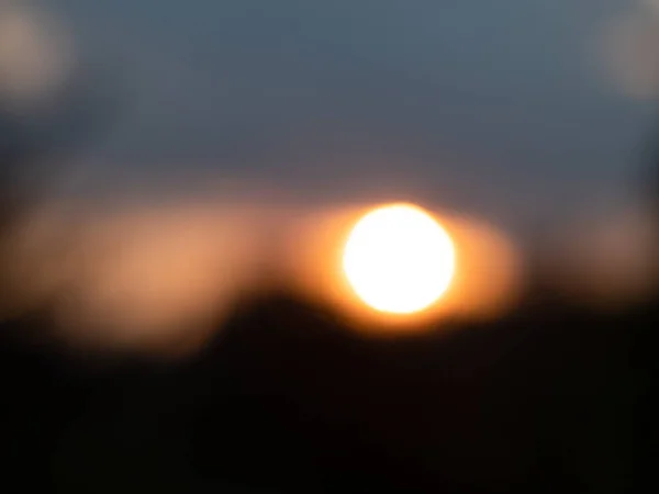 Niewyraźne tło widoku pięknego zachodu słońca z łąką Silho — Zdjęcie stockowe