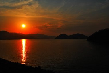 Gölde gün batımı ve güzel doğa