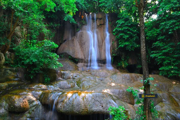 自然の美しく シェーディな滝 — ストック写真