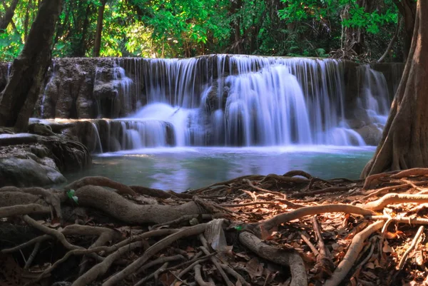 自然の美しく シェーディな滝 — ストック写真