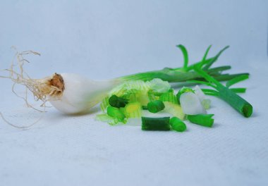 beyaz bir arka plan üzerinde taze scallion