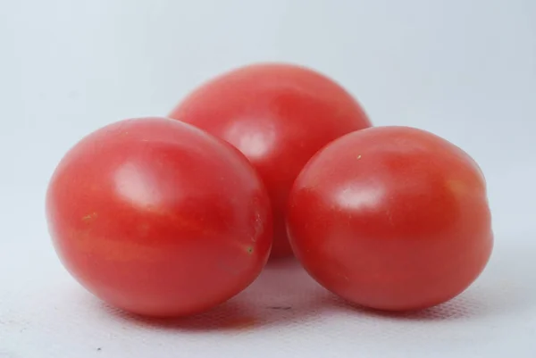 白色背景的西红柿 — 图库照片