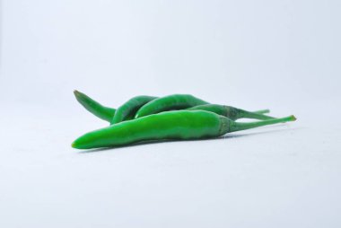 beyaz zemin üzerine kırmızı biber