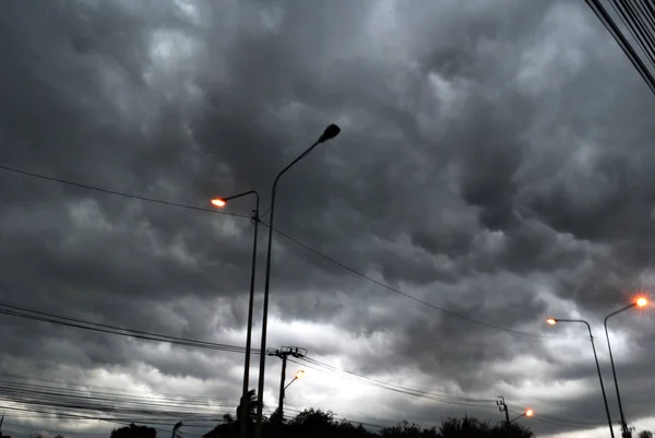 Nuages de pluie noirs — Photo