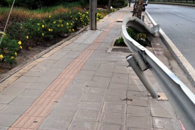 Yol kenarındaki çit