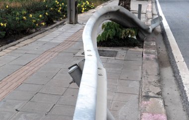 Yol kenarındaki çit