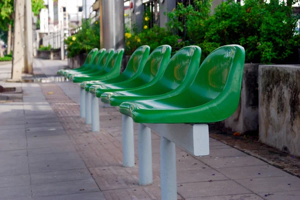 Panchina verde alla fermata dell'autobus — Foto Stock