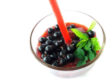 Beyaz arka planda cam içinde taze meyve suyu.