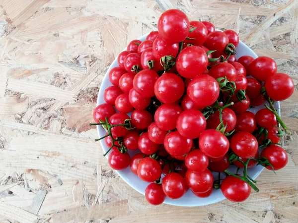 Tomates Rojos Cereza Sobre Plato Blanco Fondo Madera —  Fotos de Stock