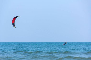 Tayland'da denizde sörf uçurtma bir adam uçurtma ve arka planda mavi bir gökyüzü