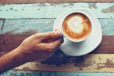 Erkek eller bir fincan kahve