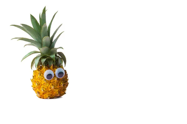 Isolierte Ananas mit googlen Augen — Stockfoto
