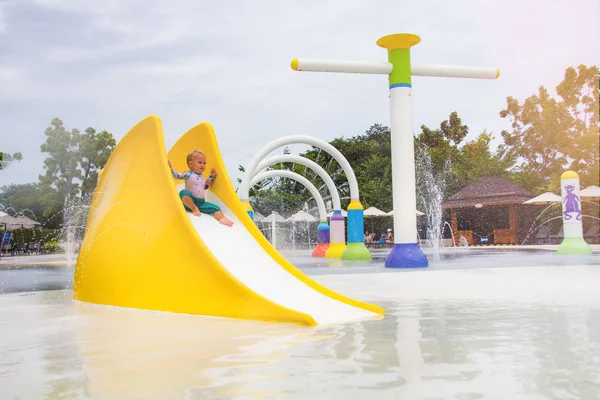 Bebê joga no parque aquático no verão — Fotografia de Stock