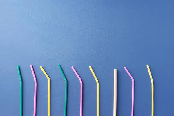 Plastic straws and one bamboo straw in a row — Stock Photo, Image