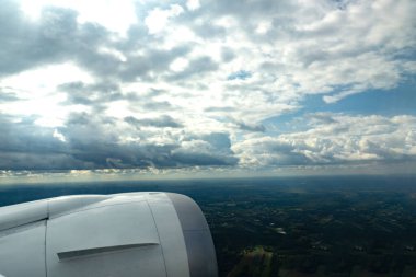 Uçak penceresinden bulutlu görüntü