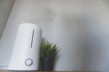 Beyaz çalışan aroma nemlendirici.