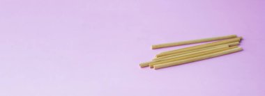 Yedi bambu saman pembe arka plan üzerinde yatıyordu