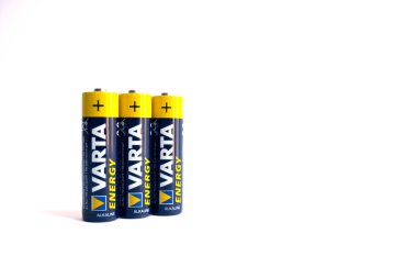 Kiev, Urkaine, 18 Haziran 2020, beyaz arka planda üç varta pili var.