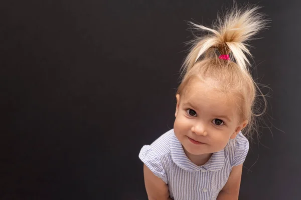 Mignon caucasien fille flexion plus en face de caméra et sourire — Photo