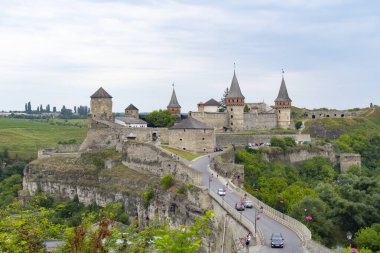 Kamenets Pidolskiy kalesine ve tepeden köprüye bakın