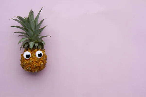 Pembe arka planda egzotik, lezzetli meyve ananaslarına bak — Stok fotoğraf