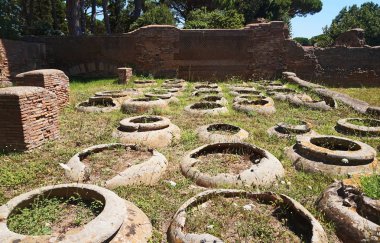 Ostia Antica - tahıl depolama amforaları. Roma, İtalya