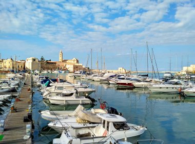 Trani Limanı, Puglia, İtalya'da doğal küçük kasaba