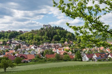 Güzel Fischbachtal, Odenwald, Hesse, Almanya'daki Lichtenberg kalesinin manzarası