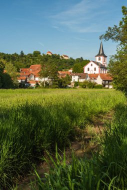 Kilise ve Reichelsheim Şatosu, Odenwald, Hesse, Almanya