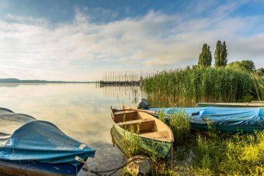 Reichenau Adası 'ndaki balıkçı tekneleri sabah vakti, Constance Gölü, Baden-Wuerttemberg, Almanya